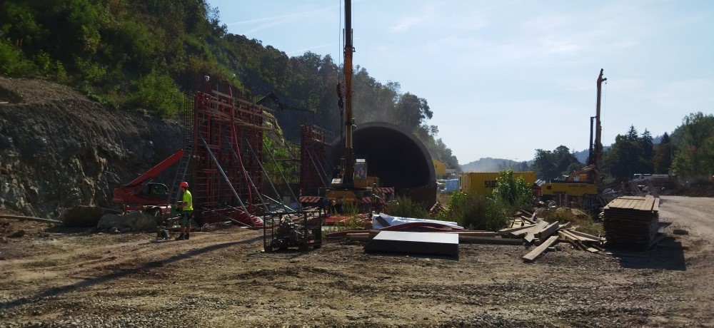 Definitivní portál tramvaje roste do výšky.