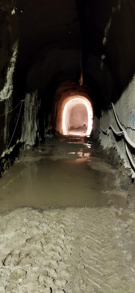 Únikovka čeká na úpravu vnějšího svahu a pak se dorazí.