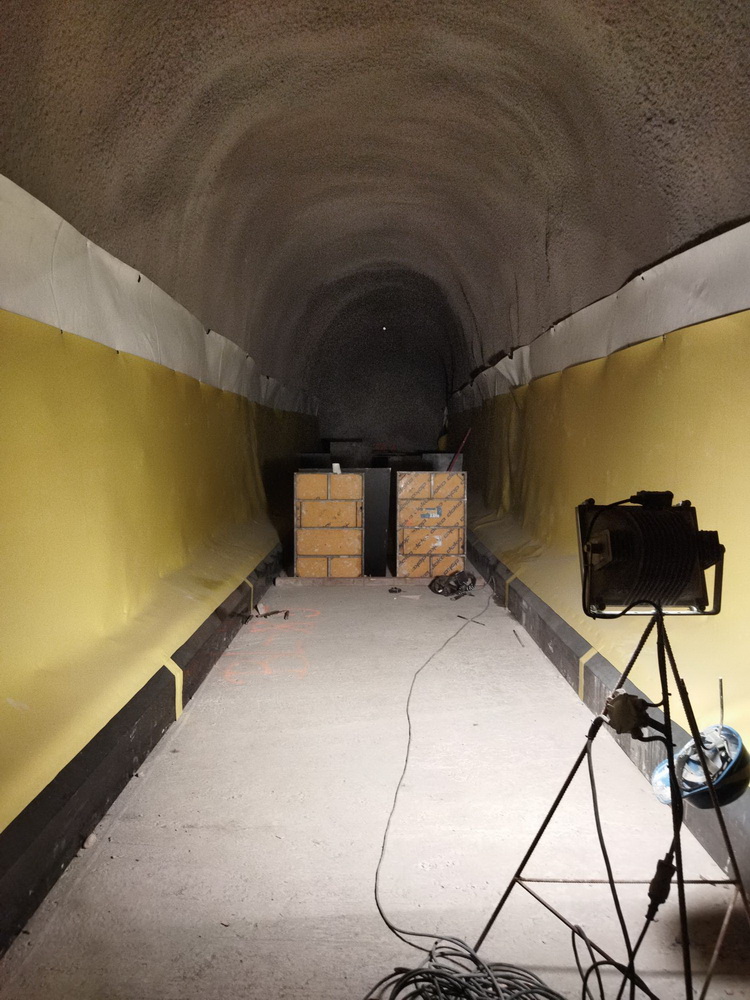 Příprava betonáže podlahy únikovky. Bude se unikat po více než metru litého betonu.