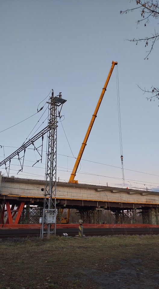 Asi začala příprava nebo montáž dalších prefa.křídel na druhé polovině mostu(blíže k Uhersku). Stál jeřáb i na ploše skladového areálu v D.Rovni kde  jsou prefa.křídla uskladněny. 9.11.2021