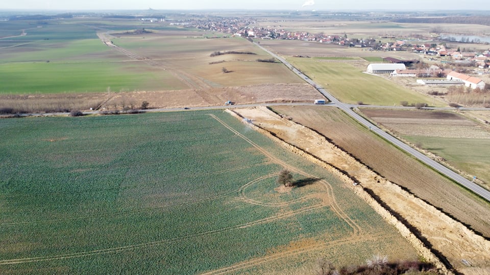 Přivaděč k D35 Holice-Časy 23.11.2021-Aktuálně probíhající archeologický průzkum.