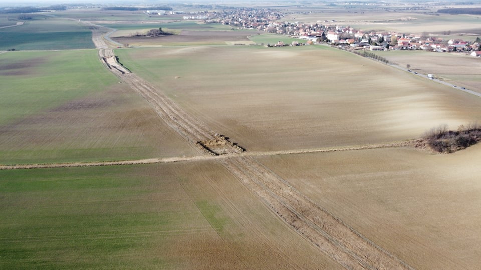 Přivaděč k D35 Holice-Časy 23.11.2021-Aktuálně probíhající archeologický průzkum.