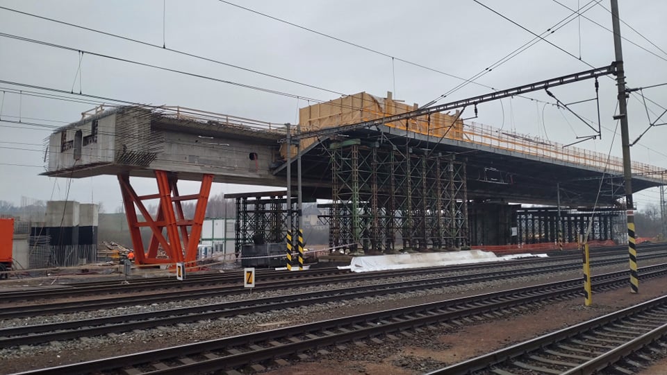 Uhersko 5.12.2021 Z vrchní části drnčící bourací kladiva.