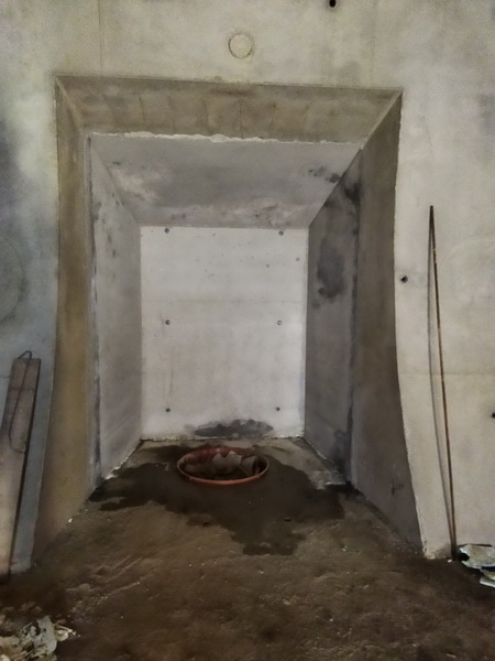 Některé výklenky v přesypané části už jsou hotové.