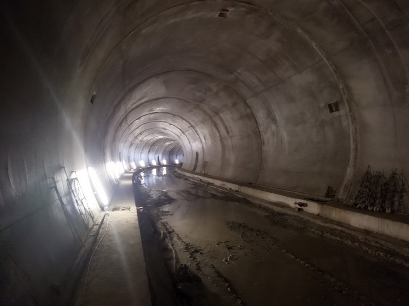 Následně dojde k podkládce výplňového betonu do prostoru mezi tunelové pasy.