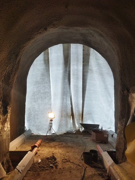 Pohled na zádveří únikovky v budoucí galerii.