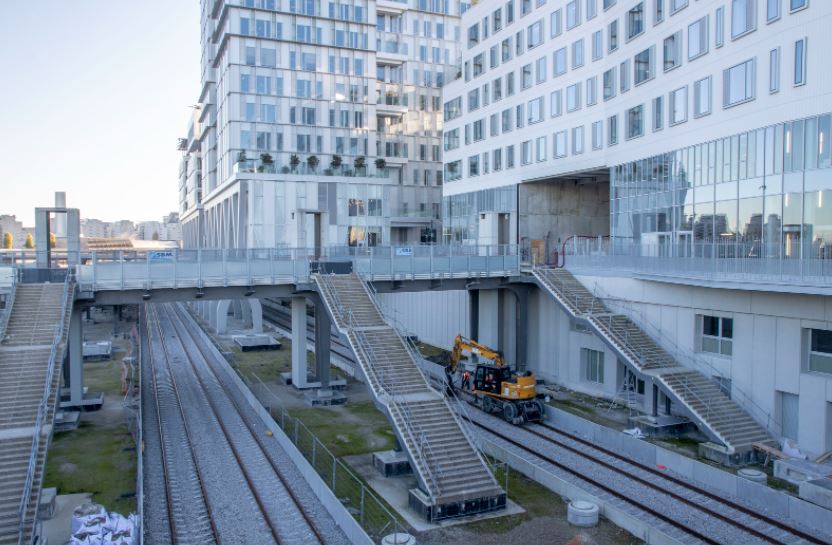 objekt centrálního sídla bude napojen na novou linku metra, zde je pohled na propojení s budoucí stanicí; 2023