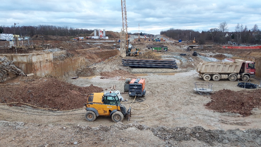 Pohled do severního portálu. :-)<br />Tam co jsou složené ty larsenky bývala Dobrovodská.