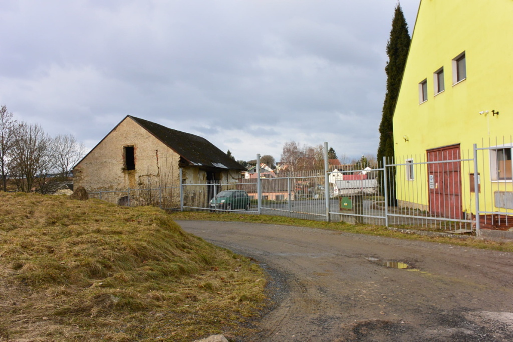 sjezd povede zhruba v těchto místech, stodola v areálu firmy Sacharčuk bude zbořena