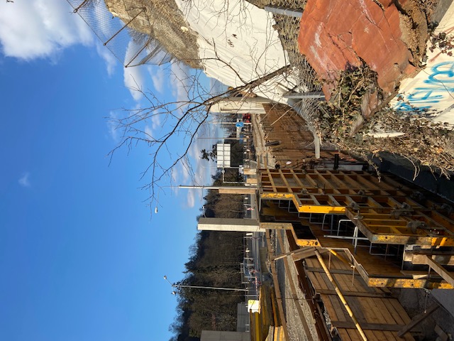 Pohled na budovanou lávku od Kamenomlýnské.