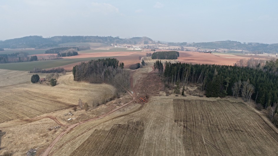 Kácení na trase u na horním okraji místní části Vrchovina