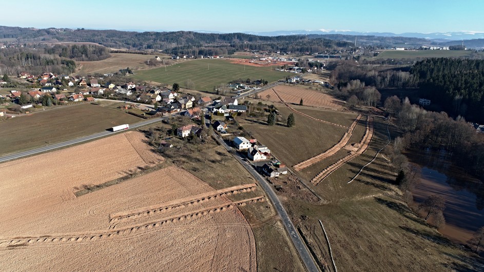 Pohled na budoucí obchvat Kumburského Újezdu. Trasa budoucí přeložky jižně, vpravo budoucí odbočka na Novou Paku