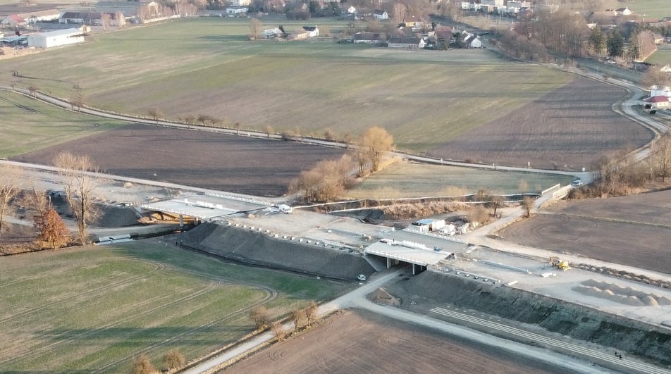 23.3.2022 Časy-Dašice,pracovní činnost na mostních objektech,okolní terén,výsadba zeleně.