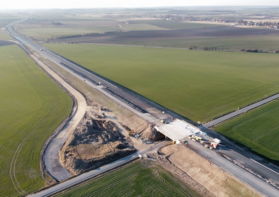 23.3.2022 Dašice-D.Roveň,pracovní činnost na mostních objektech,pokládka dalších asf.vrstev,stavba nové komunikace Prachovice-D.Roveň