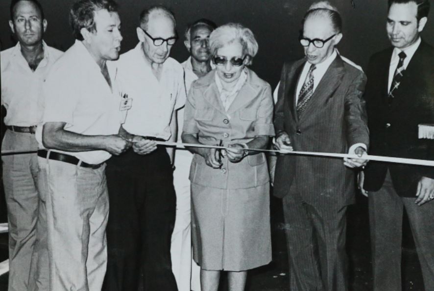 Menachem Begin s manželkou na slavnostním ceremoniálu otevírají dálnici.