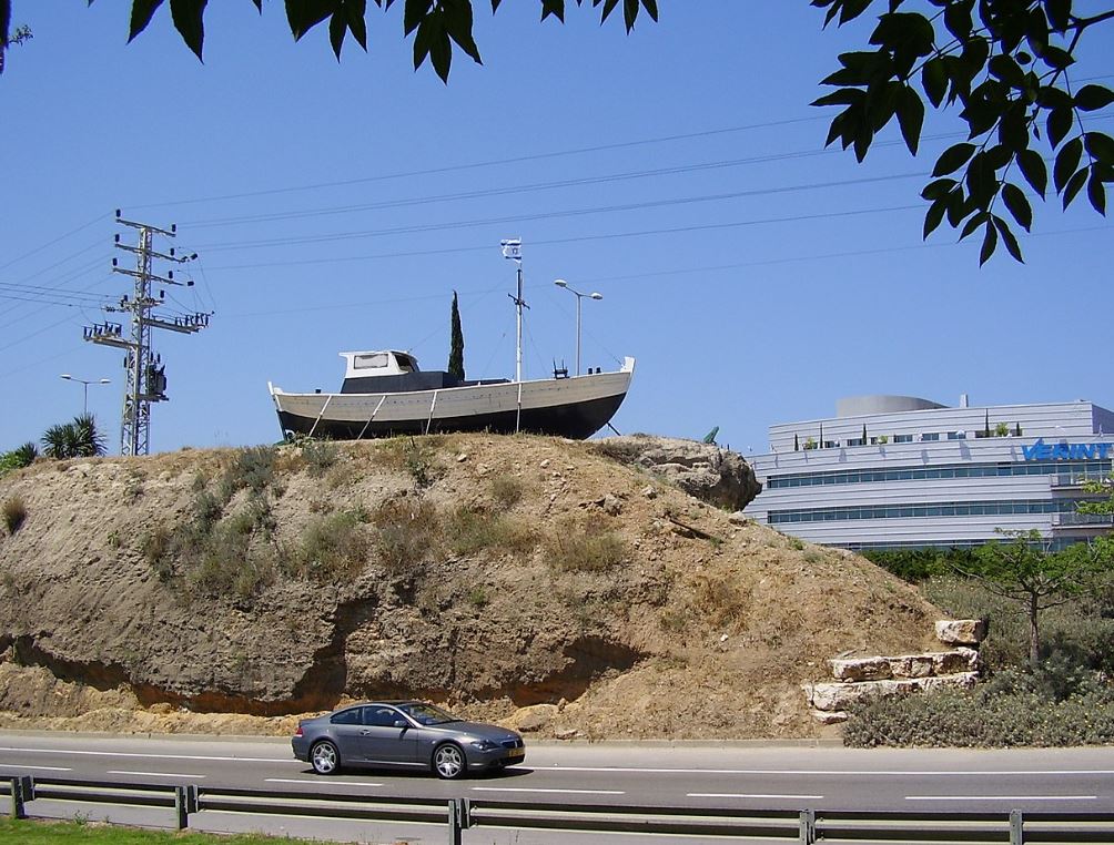 památník od neznámého imigranta, který jej umístnil v Herzliya symbolizuje význam této dálnice, tedy pobřežní dálnice vedoucí u panoramat moře