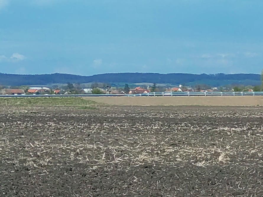 Montáž prvních dálničních svodidel 26.4.2022 (v okolí Prachovic)