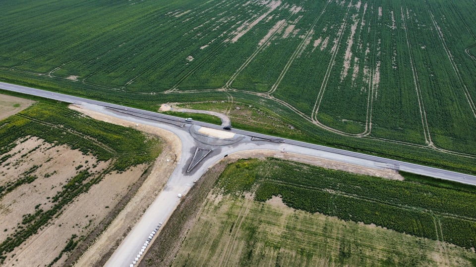 Stavba okružní křižovatky,a napojení sjezdu z dálnice na silnici 1/17 Městec 1.5.2022