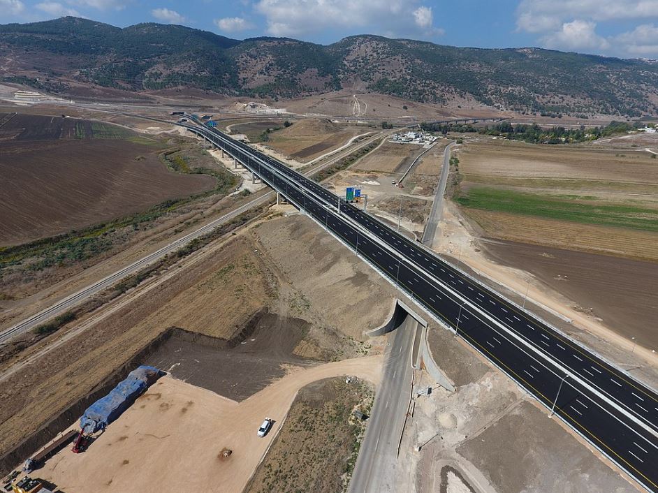 toto je úsek, kterým se překlenuje údolní železnice, byl tady naprojektován silný viadukt (IDF norma) a mj. do budoucna se nekřižuje silnice se železnicí, až se tady tento úsek zmodernizuje