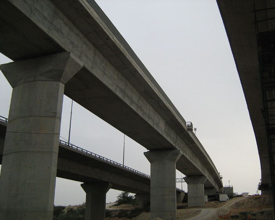 Mosty tahu 431 a železnice do Modi'in (uprostřed) přes Nahal Anaba