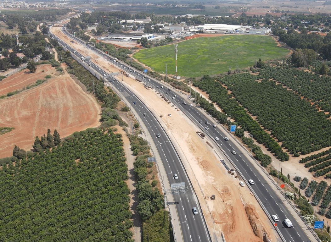 Realizace železnice, veřejné dopravy. Na to se při výstavbě 431 pamatovalo. Lokalita: křižovatka Ness Ziona<br />léto 2020