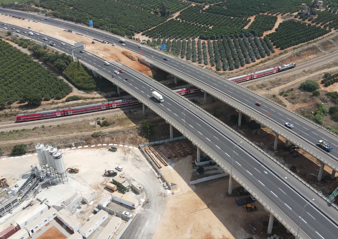 Most nad železniční tratí Lod - Ashkelon<br />A uprostřed 431 vzniká další trať.<br />Léto 2020