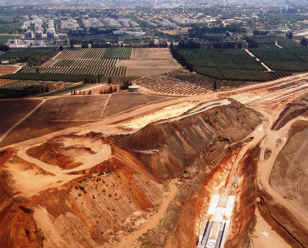 z výstavby MÚK 531 x 20<br />za tělesem tahu 531 jsou domy v Raanana