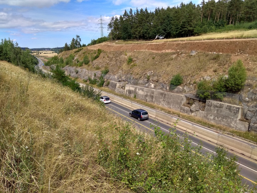zářez u Milína, směr Praha