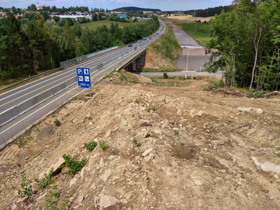 most na I/4 u Milína přes III/11818 (Zahraní ul.), směr Praha