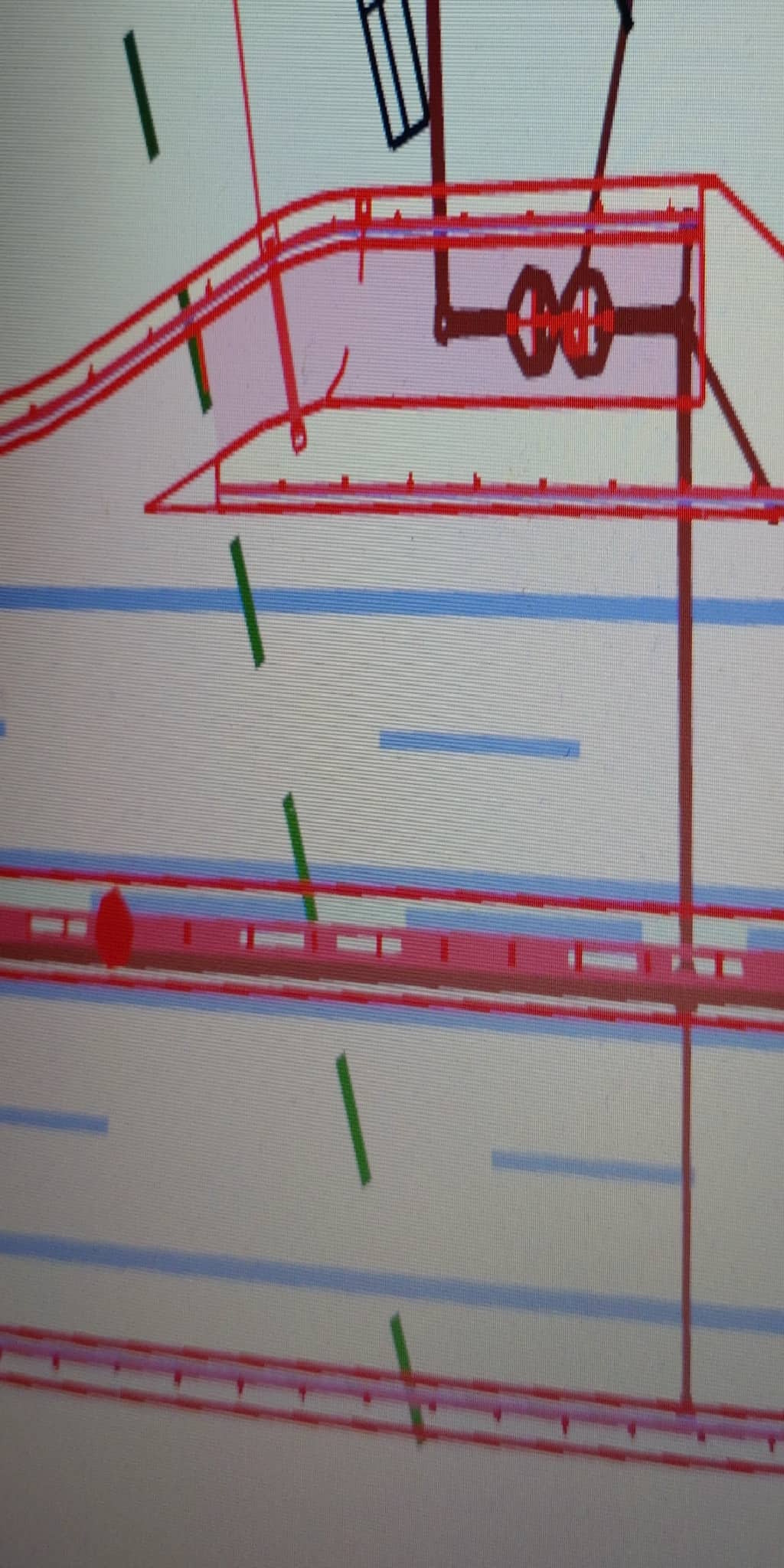 DUN,odkalovací a zachytné jimky ropných tekutin.Někde plocha štěrk,travní porost,tady asfalt... Je tam několik kanalizačních poklopů,nejsou moc vidět.Na úseku jich bude více (tento D.Roveň)