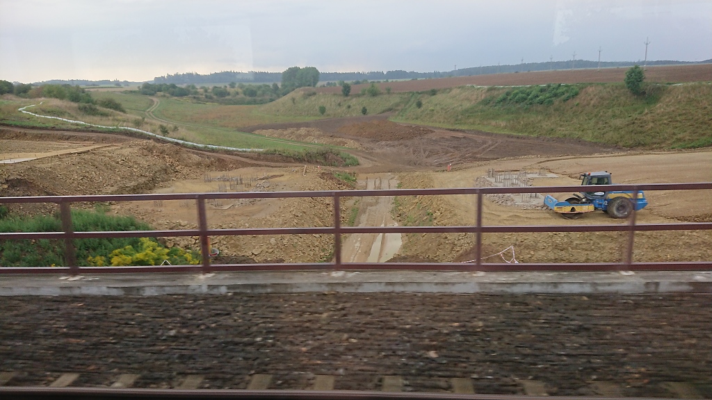 Stav prací na mostu v Hradci nad Svitavou v srpnu 2022 (polní cesta).