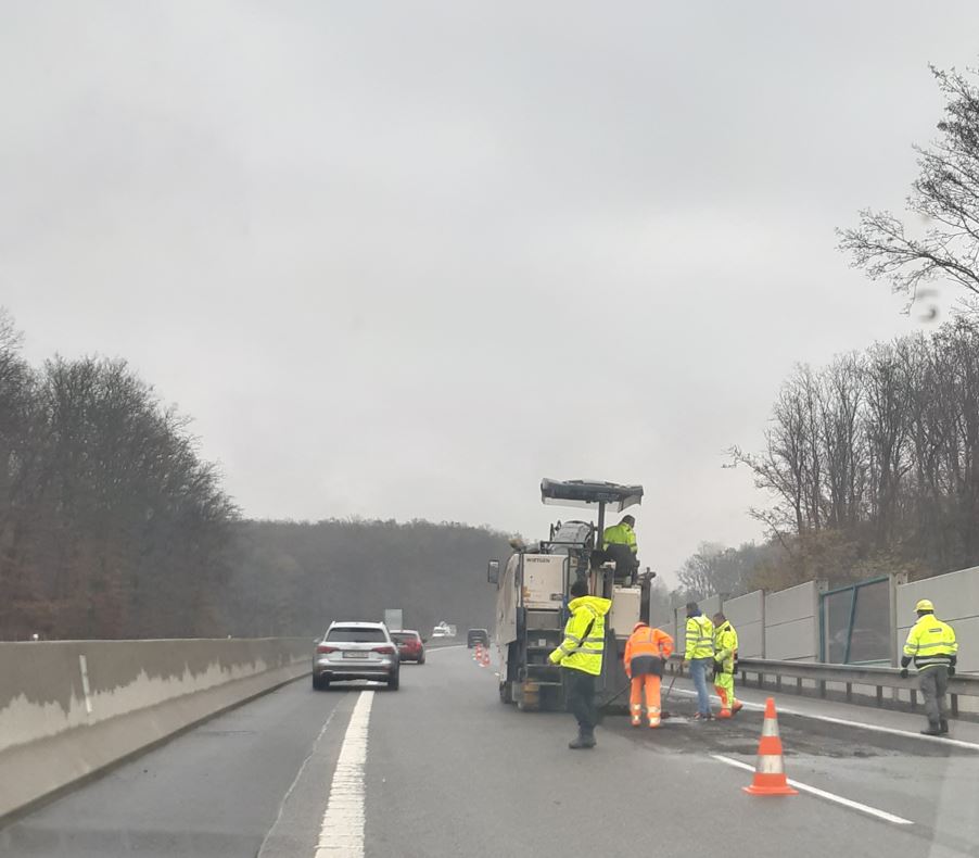 na pohled se nejevilo, že by ta oprava byla nezbytná; být to na úsecích NDS takhle rekonstruováno, tak se může "rozdělat 2/3 R1"<br />rychlá lokální oprava značí snížené výdaje později, když by byl rozsah poškození citelnější