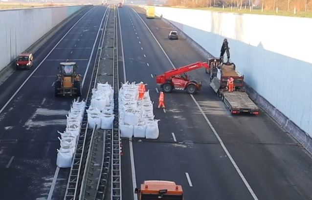 bude položeno na 1700 big bagů s váhou 1 až 1,5t