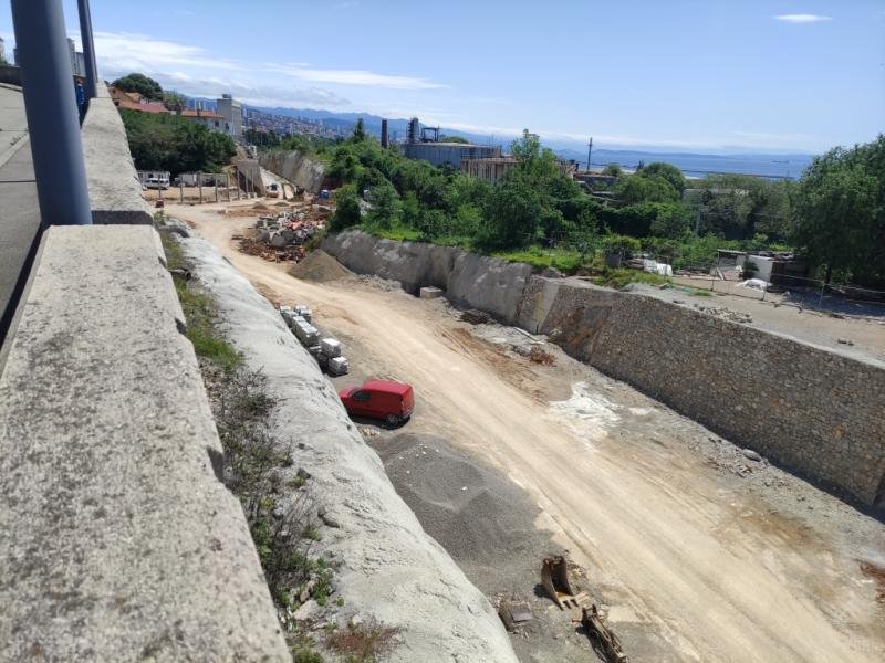 Směr ke kruháči a tunelu