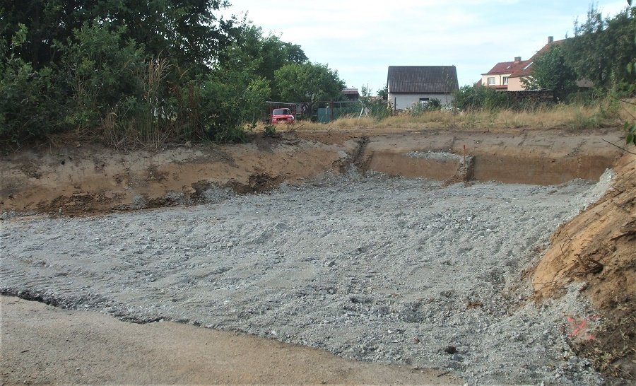 Kousek od okružní křižovatky - ulehčení otočení pro ty, kteří i přes dopravní značení stále nevěří, že Vidovská ulice je kvůli D3 slepá. :-)