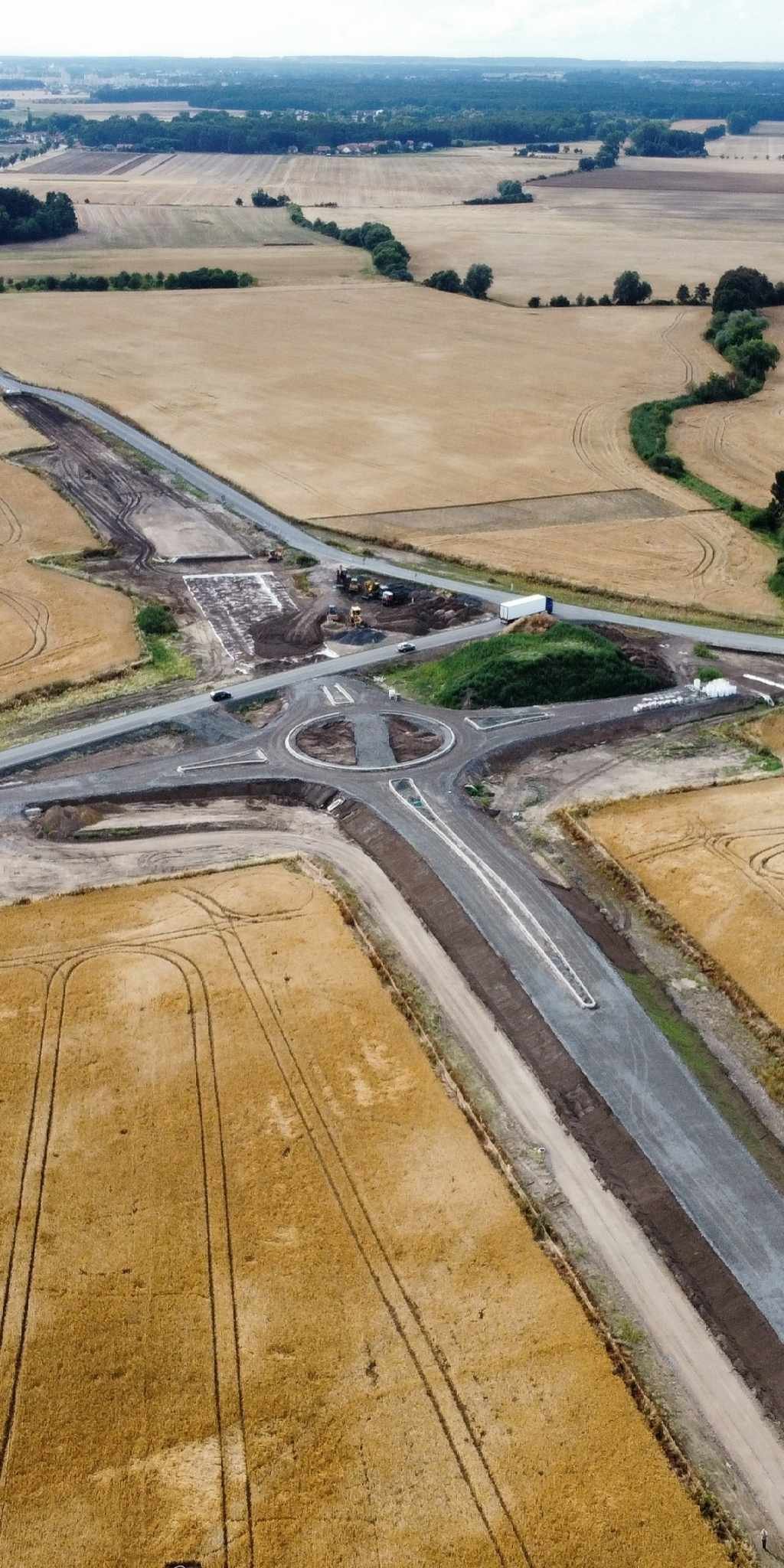 Obchvat/přivaděč k D35-Dašice.Stav 30.7.2023-Druhá OK u býv.kasáren v Dašicích. Částečné zprovoznění od září 2023.