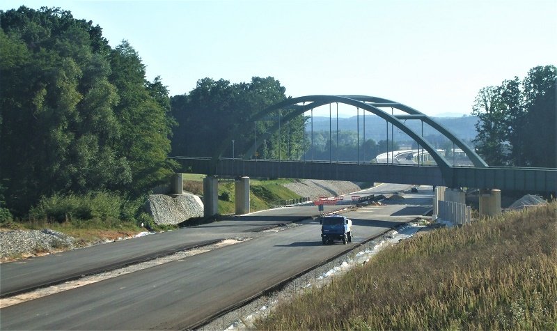 Pohled z okružní křižovatky směrem k Vidovské estakádě