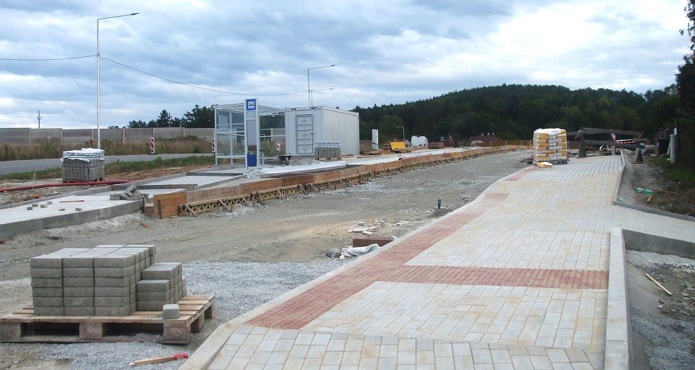 Rameno Novohradská s autobusovým zálivem.