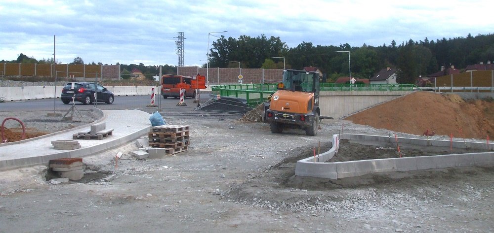 Stavba části kruháče s odbočením do Novohradské ul.