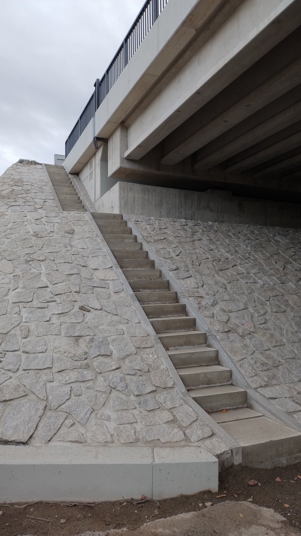 Vydláždění svahu.