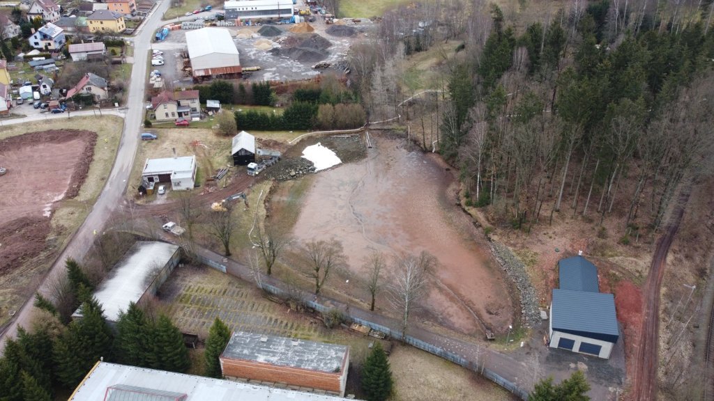 obchvat,zasypávání rybníku Zaďák v místě budoucích pilířů mostu 2.JPG