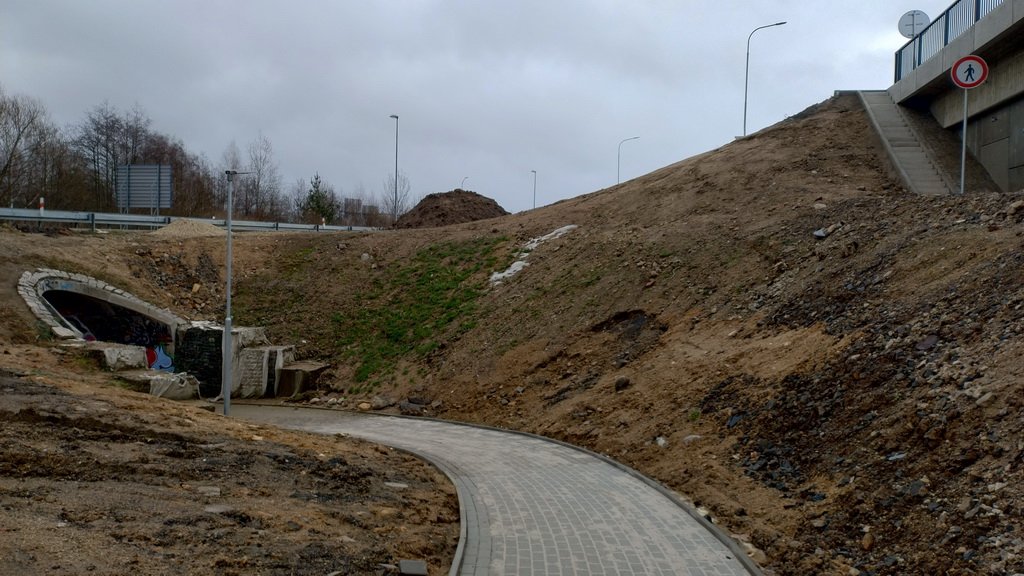 podchod pod příjezdem k aréně - dále je ale chodník, resp. cestička v hrozném stavu