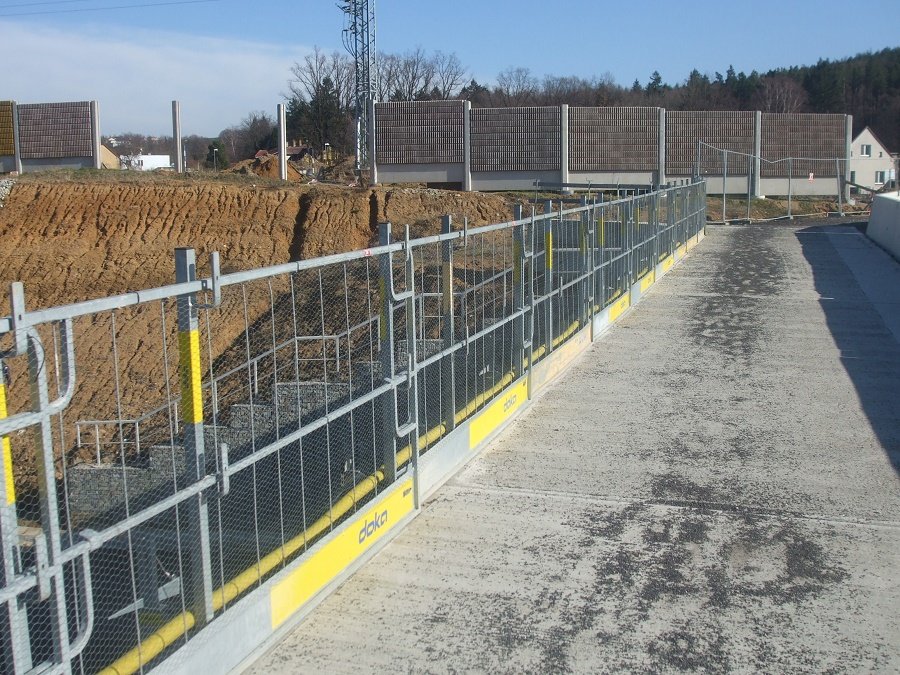 Na části okružní křižovatky je stále provizorní zábradlí