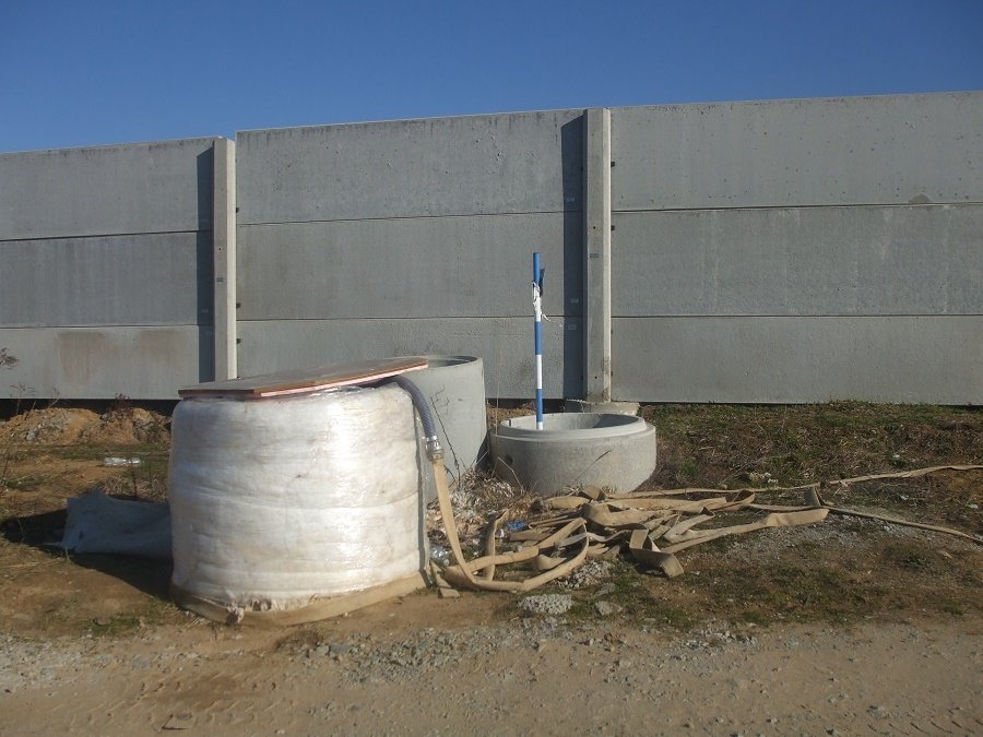 Poblíž okružní křižovatky berou cisterny a jiné mechanizmy vodu pro stavbu. Před zimním obdobím provedena solidní ochrana proti zamrznutí.