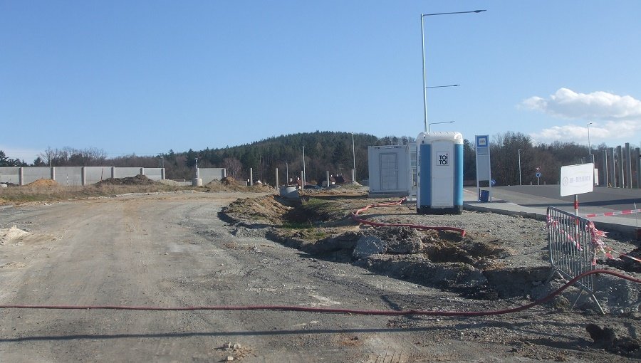 Provizorní rameno okružní křižovatky už bez stožárů osvětlení a s odfrézovaným asfaltem.