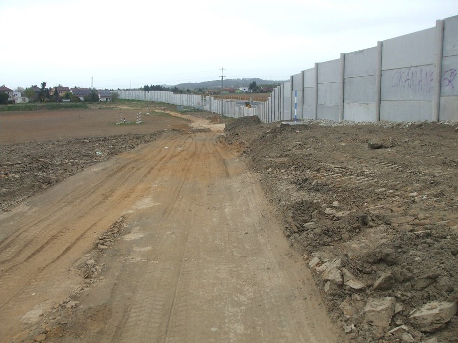 Tudy probíhá navážení ornice z deponie u N. Hodějovic