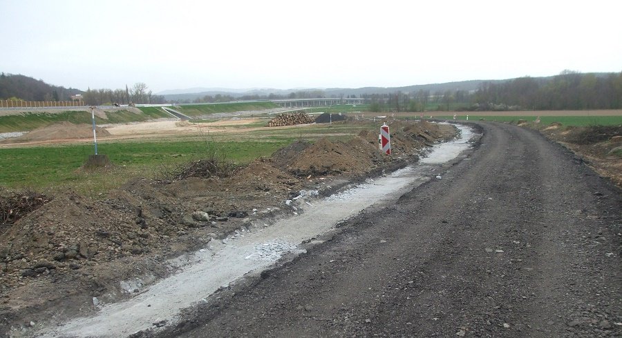 Reko III/15523, která dostala "zabrat" při stavbě D3. Vlevo D3, v pozadí Vidovská estakáda