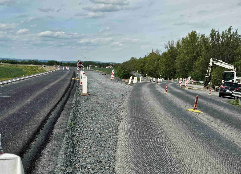 Stejný pohled se zaměřením na jízdní pruh směr Mošnov