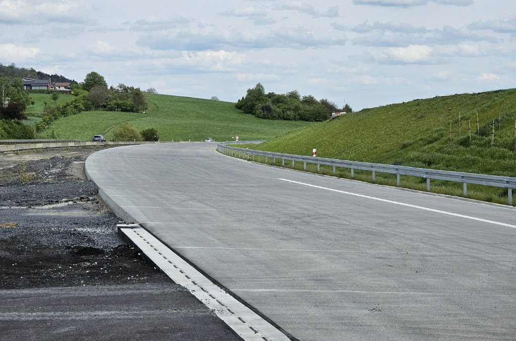 Hotový a dosud nezprovozněný úsek PJP