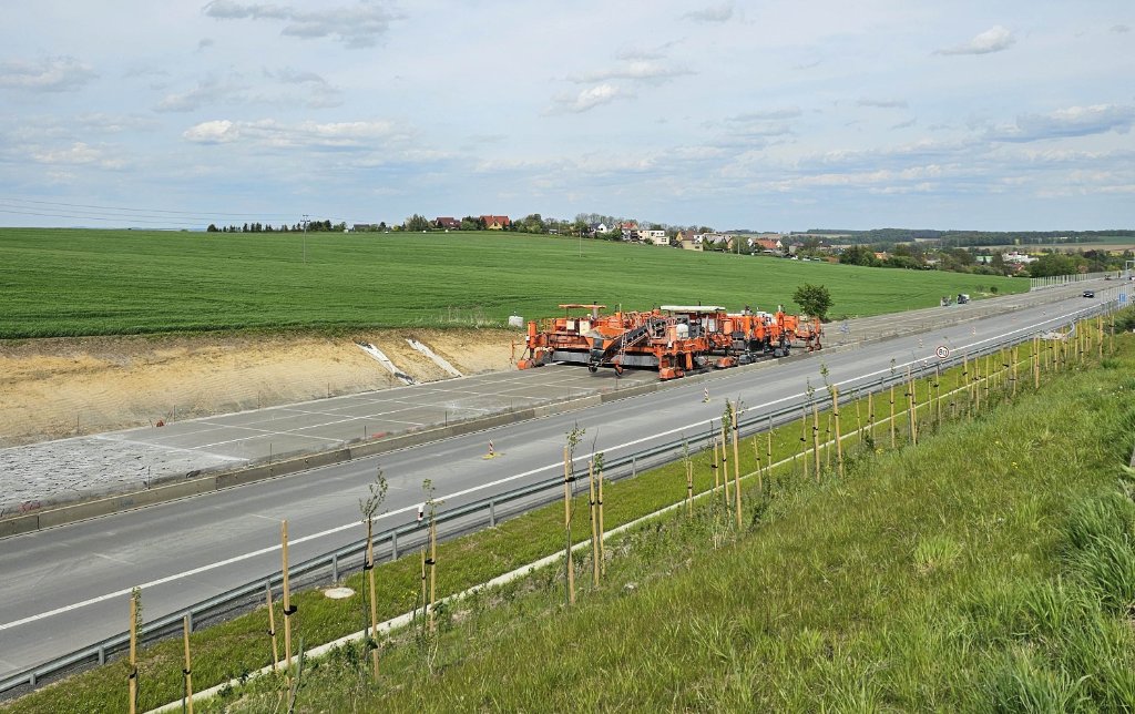 Pohled na nově položeny CB povrch a Finišer